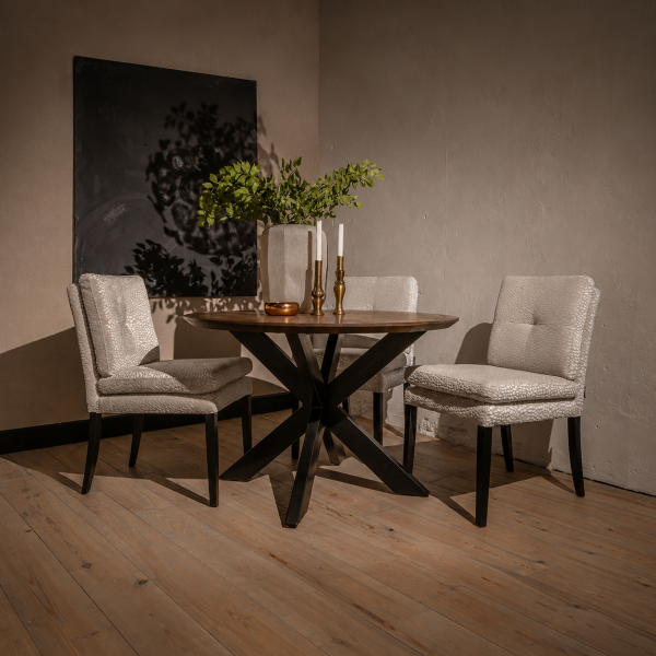 UrbanSofa-Quinten-eetkamerfauteuil-No-Arms-in-Cipriani-Shiny-Nature-en-Bruuts-Ronde-eettafel-verjongde-rand-met-metalen-spinpoot
