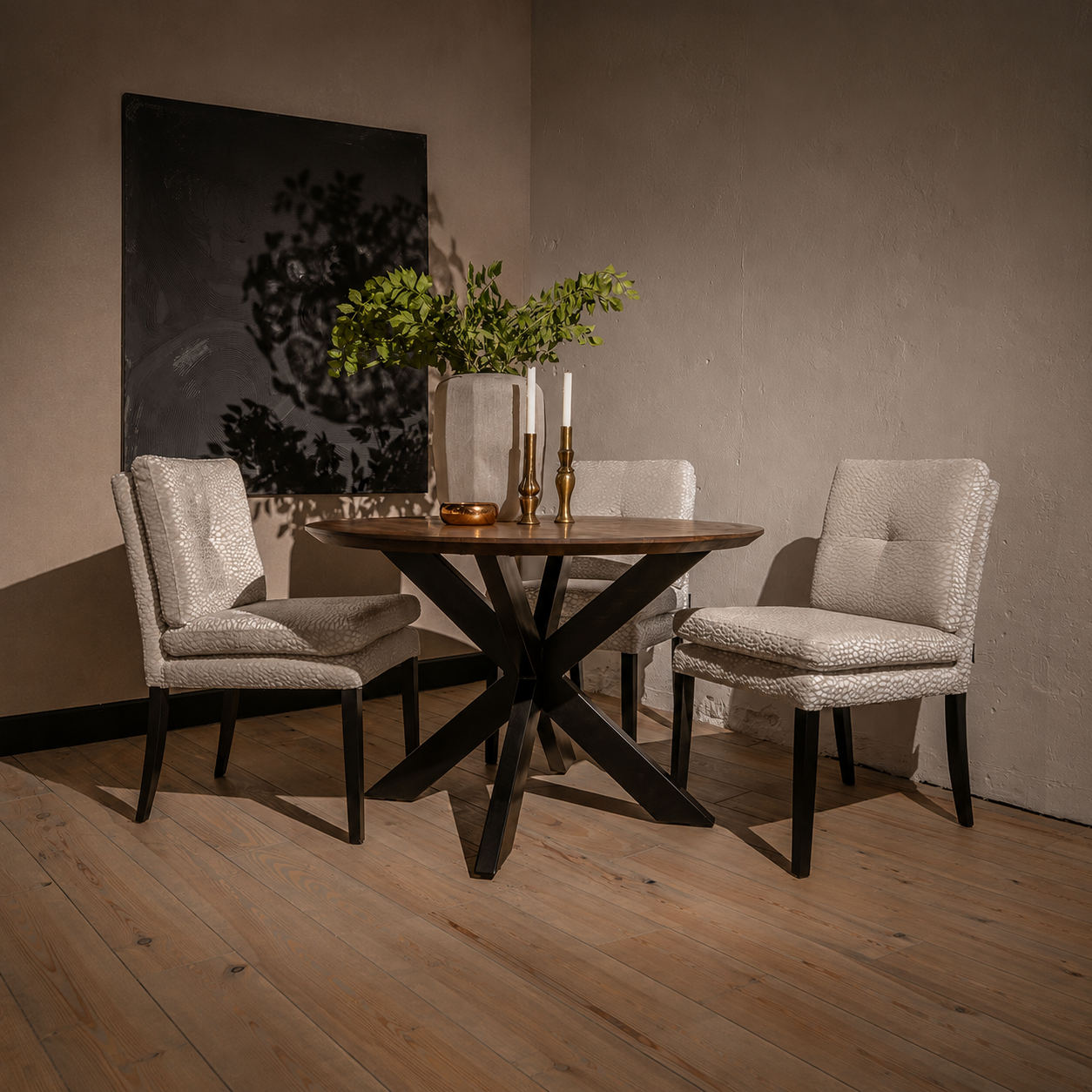 UrbanSofa-Quinten-eetkamerfauteuil-No-Arms-in-Cipriani-Shiny-Nature-en-Bruuts-Ronde-eettafel-verjongde-rand-met-metalen-spinpoot