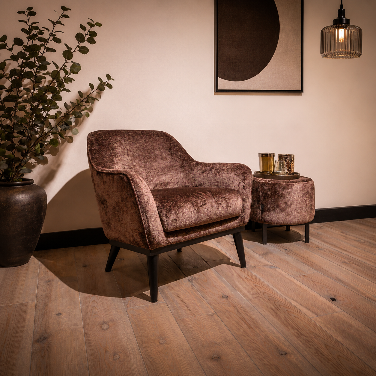 UrbanSofa-Timo-Fauteuil-in-Eden-Plum-en-Paris-Hocker-1