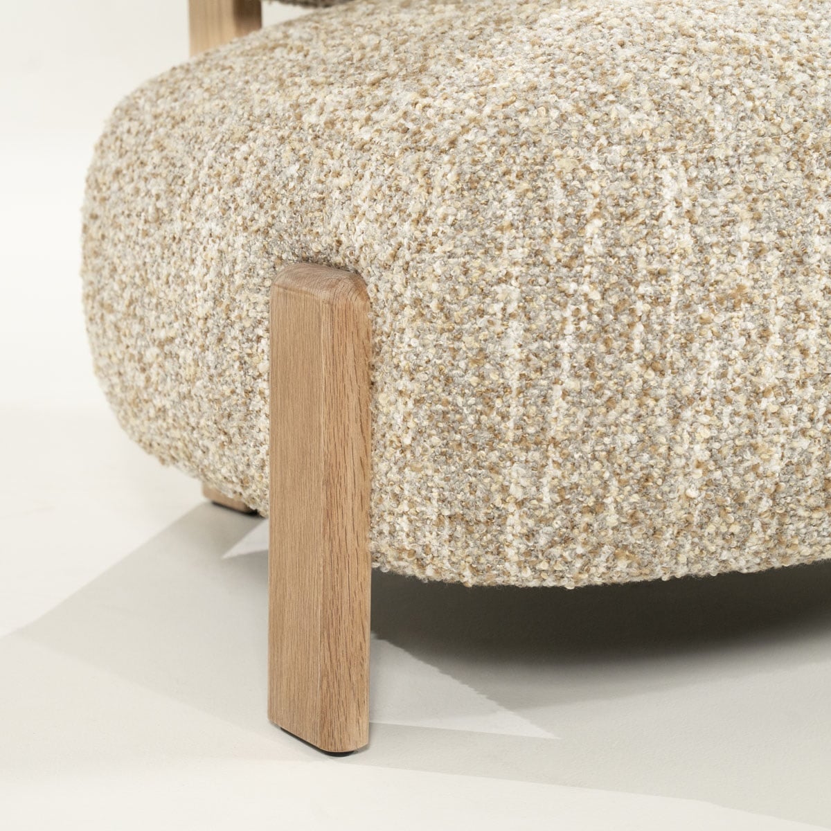 Eleonora fauteuil Reza beige onderstel naturel