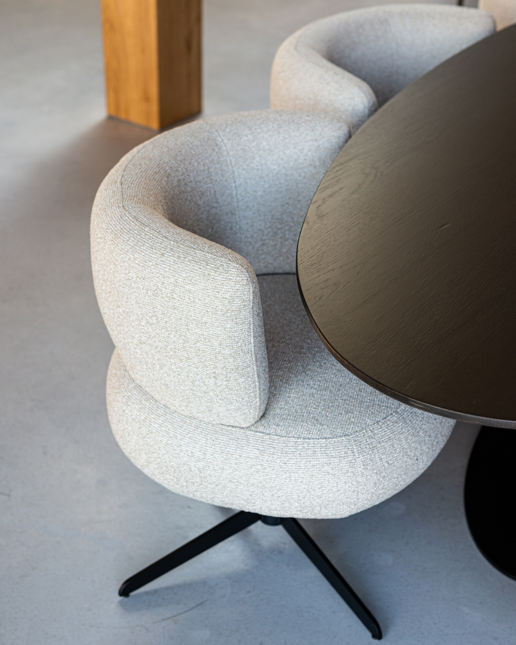 Richmond Interiors Eettafel Gordon brown 300